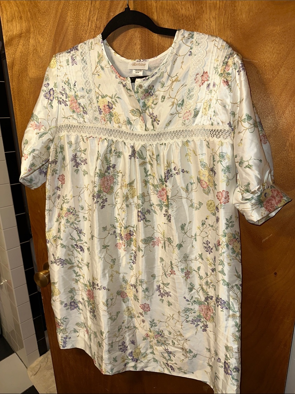 Vintage night gowns all brand  new size medium 5 pieces